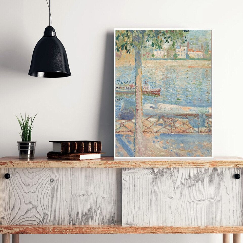 Schönes Wohnambiente mit einem charmanten Poster von justgoodmood, das eine ruhige Flusslandschaft darstellt. Ein Blickfang für jedes Zuhause!