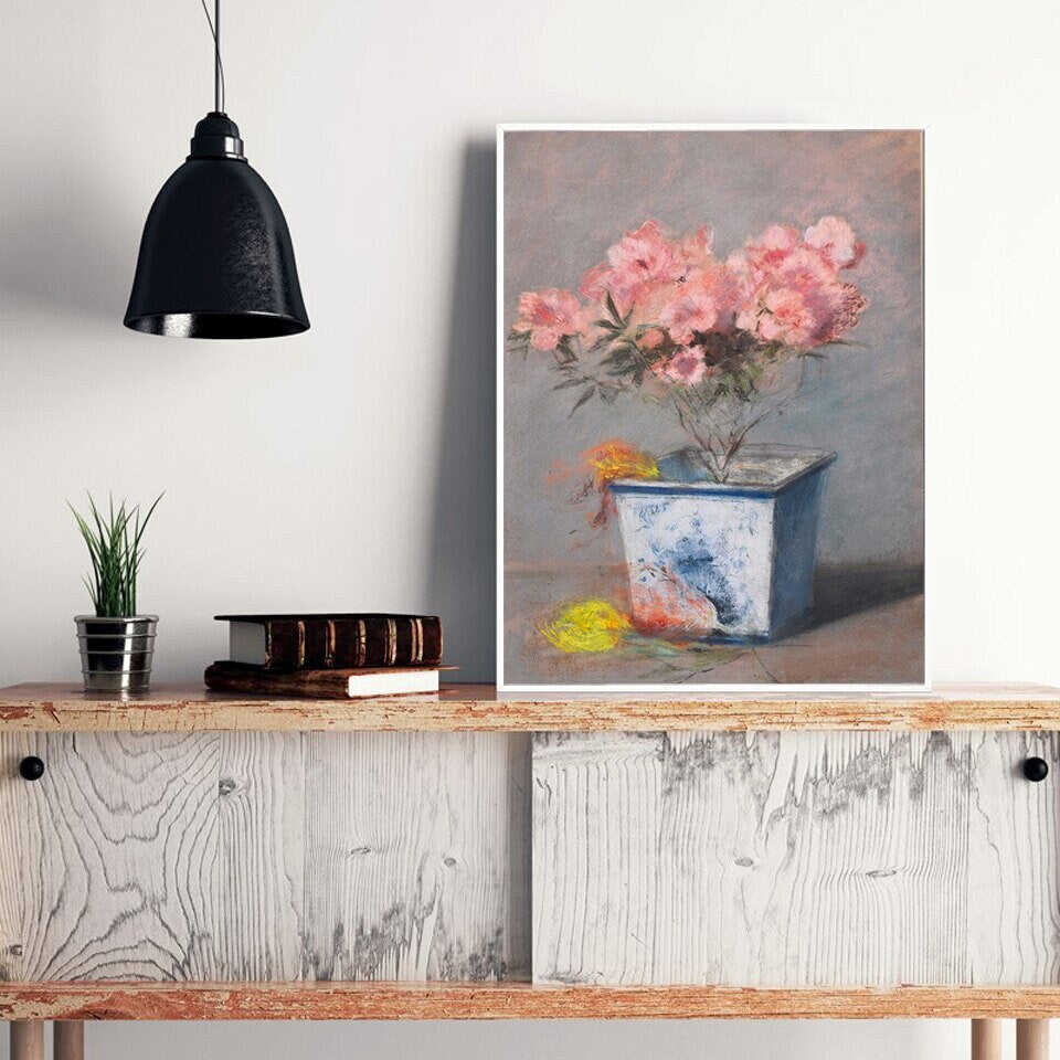 Ein stilvolles Interieur mit einem Dekoposter von justgoodmood, das blühende Blumen in einem Topf zeigt. Perfekt für Zuhause!