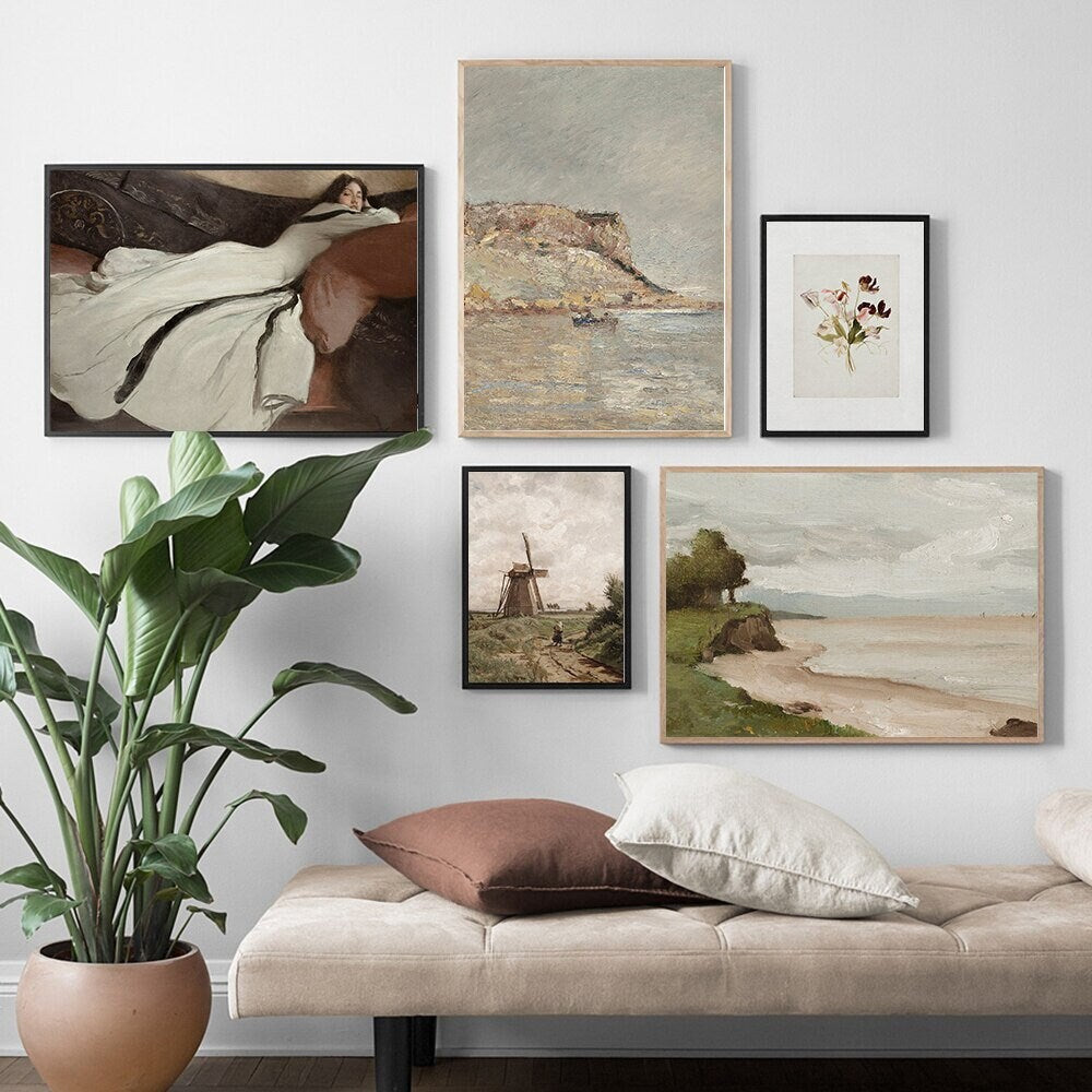 Wunderschönes Wohnzimmer mit stilvollem Vintage-Poster "Elegante Dame an der Meeresküste mit Windmühle", ideal als Deko von JustGoodMood.
