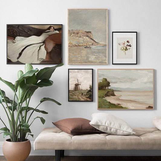 Wunderschönes Wohnzimmer mit stilvollem Vintage-Poster "Elegante Dame an der Meeresküste mit Windmühle", ideal als Deko von JustGoodMood.