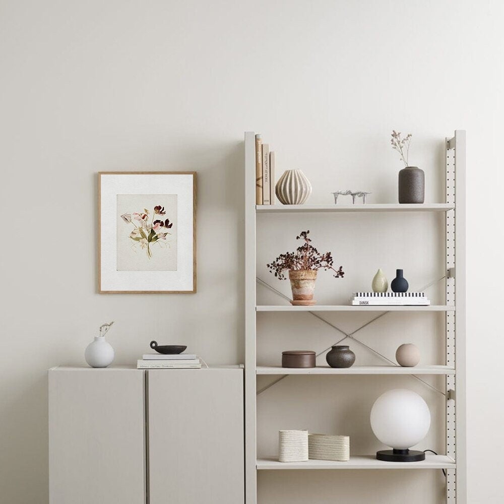 Ein stilvoll eingerahmtes Vintage-Poster mit Blumenmotiven an einer modern eingerichteten Wand, ideal für Ihre Deko. Poster Vintage Elegante Dame Meeres Küste und Windmühle als Deko Print von justgoodmood.