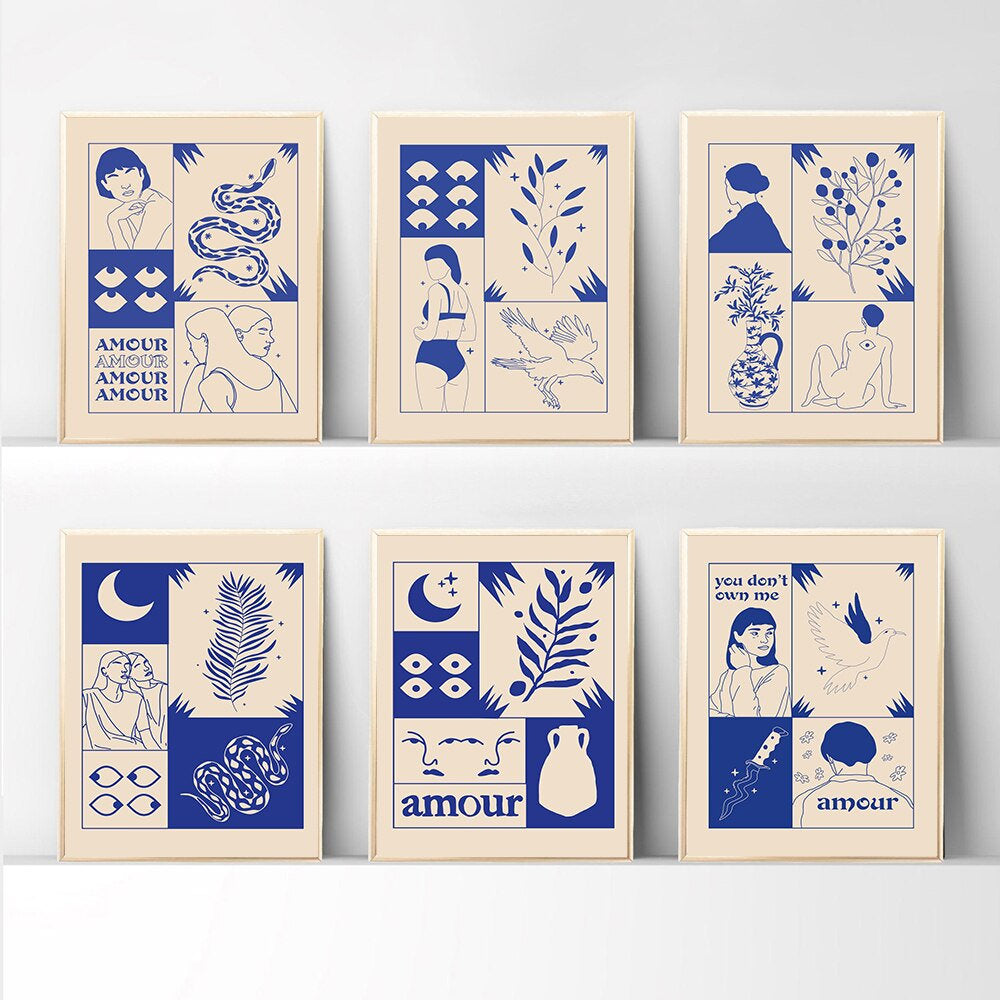 Wunderschönes Wanddecor mit dem Poster "Vintage Amour Wahrsagerin" im Retro-Stil, präsentiert von justgoodmood. Zeigt mehrere kunstvolle Motive in Blau auf hellem Hintergrund.