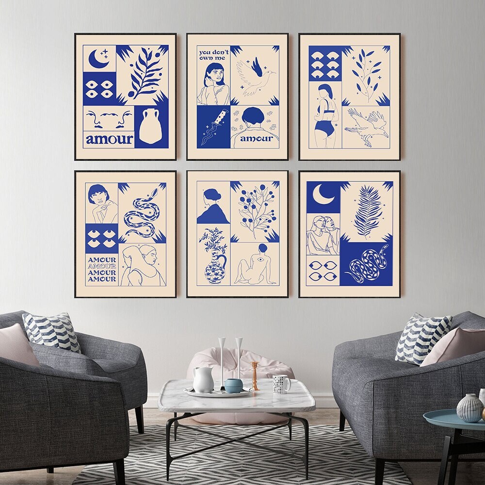 Stylisches Wohnzimmer mit dem Poster "Vintage Amour Wahrsagerin" im Retro-Stil von justgoodmood. Sechs verschiedene Designs in Blau verleihen dem Raum eine nostalgische Atmosphäre.