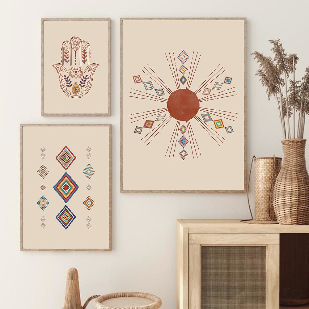 Fröhliches Boho-Poster von justgoodmood mit marokkanischem Teppichkunst-Motiv und dem Hand Fatima-Symbol, ideal für stilvolle Wanddekoration.