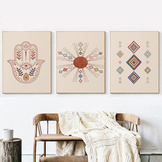 Charmante Wandgestaltung mit Boho Postern von justgoodmood, inklusive Hand Fatima Motiv und lebhaften Farben im Titel Poster Boho Marokkanisch Teppich Kunst.