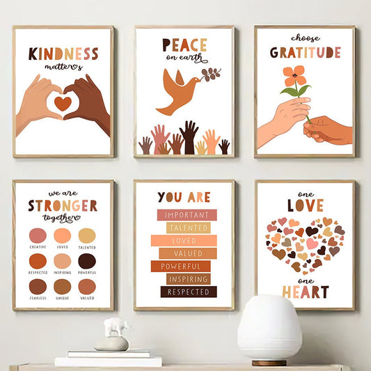 Fröhliches Poster mit der Botschaft "Frieden Liebe Freundlich", als Deko Print von justgoodmood, das positive Emotionen in jedes Zuhause bringt.