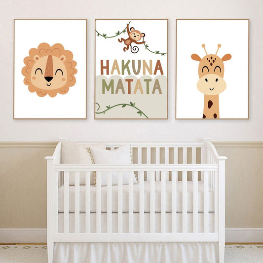 Fröhliche Dekoration mit Hakuna Matata Poster und Tiermotiven, ideal für Babyzimmer, von justgoodmood, gestaltet mit Liebe und Kreativität.