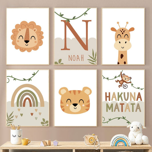 Wunderschönes Poster Safari Hakuna Matata mit Löwenmotiven, perfekt personalisierbar, von justgoodmood als Dekoration für Kinderzimmer oder Wohnräume.