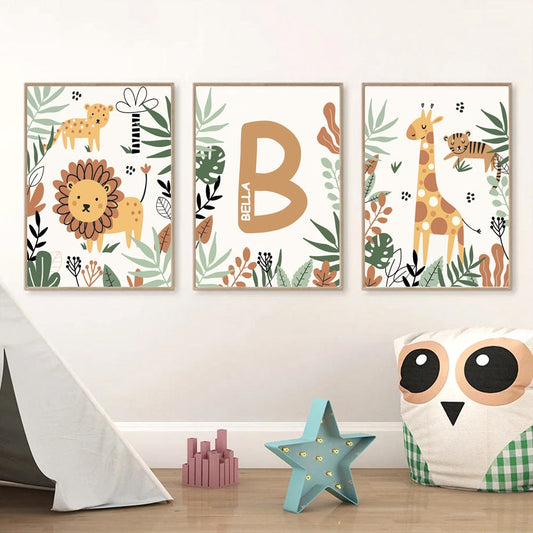 Drei bezaubernde Tierposter für das Kinderzimmer, die das Wort "BELLA" hervorheben. Kreatives Design von justgoodmood mit dem Titel "Safari Hakuna Matata Löwe Personalisierter Name als Deko Print ohne Rahmen".
