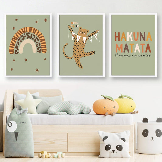 Stilvolles Kinderzimmer mit Tiermotiven und positiven Sprüchen – Poster Safari Hakuna Matata Löwe Regenbogen von justgoodmood.