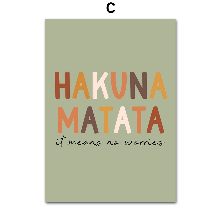 Kreatives Poster mit dem Text 'Hakuna Matata – it means no worries'. Fröhlicher Deko Print von justgoodmood, perfekt für Kinderzimmer oder Wohnzimmer.
