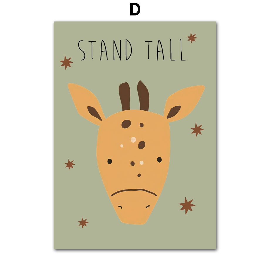 Verspieltes Poster einer Giraffe mit dem Motto 'Stand Tall'. Eine hübsche und ermutigende Wanddeko von justgoodmood, perfekt für jedes Kinderzimmer.