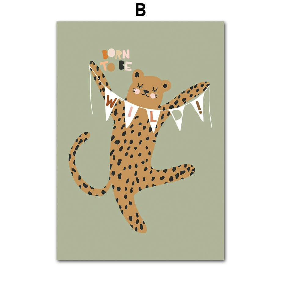 Deko Poster mit einem lustigen Leoparden, der ein Banner mit den Worten 'Born to be Wild' hält. Ein fröhliches Print von justgoodmood, ideal für bunte Wandgestaltung.