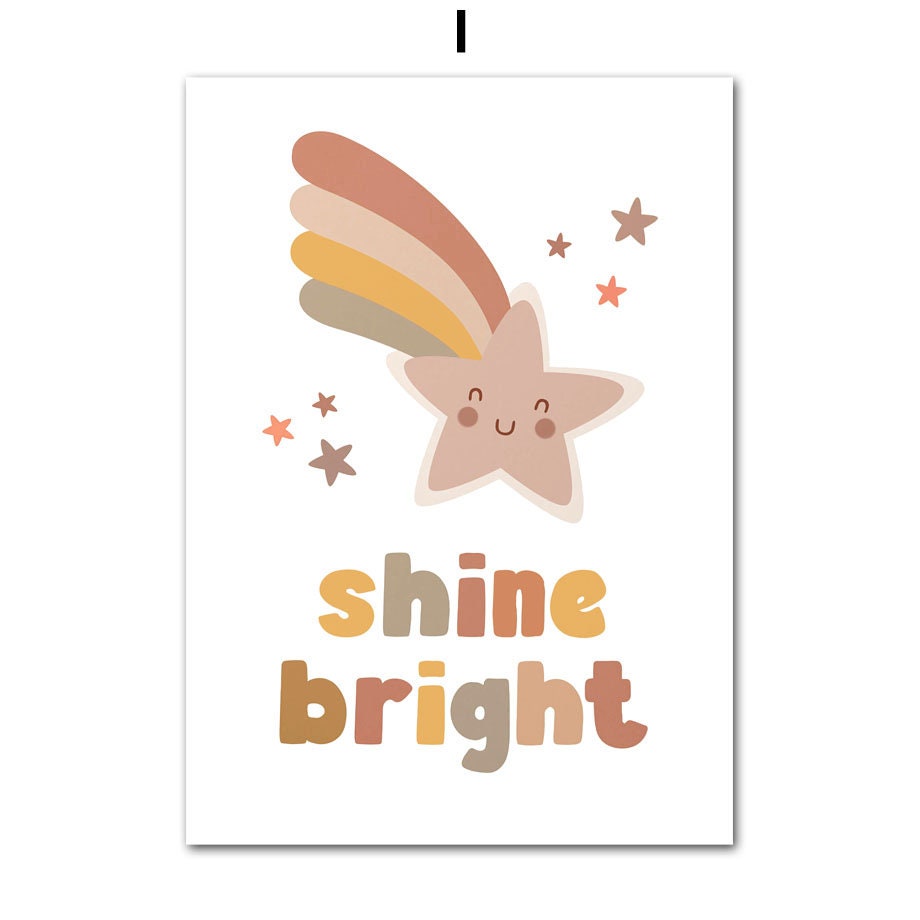 Niedliches Poster von justgoodmood mit dem Titel "Mädchen Power Sonne und Sterne". Zeigt einen lächelnden Stern mit einem Regenbogen und dem Text "shine bright". Perfekt, um ein Kinderzimmer aufzuhellen.