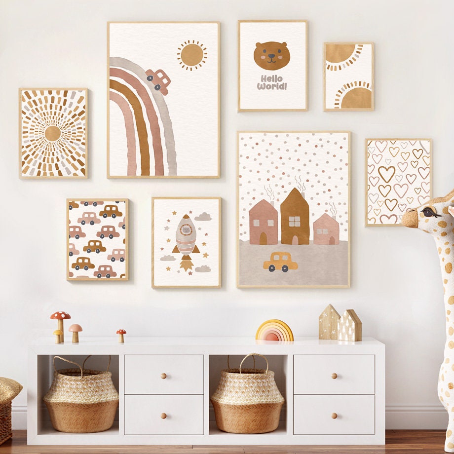 Wunderschönes Boho Kinderzimmer Poster von justgoodmood, das Sonnenstrahlen und Autos zeigt - perfekte Dekoration für kreative Kinder! Ideal als Deko Print ohne Rahmen.