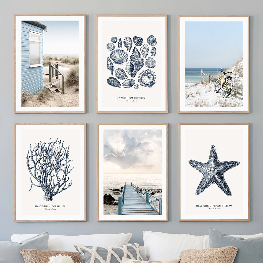 Entdecken Sie den Poster Strand Hütte von justgoodmood, der eine charmante Sammlung von maritimen Motiven zeigt, inklusive Muscheln, Korallen und einer schönen Strandlandschaft, ideal für eine fröhliche Wanddekoration im Ozean-Stil.