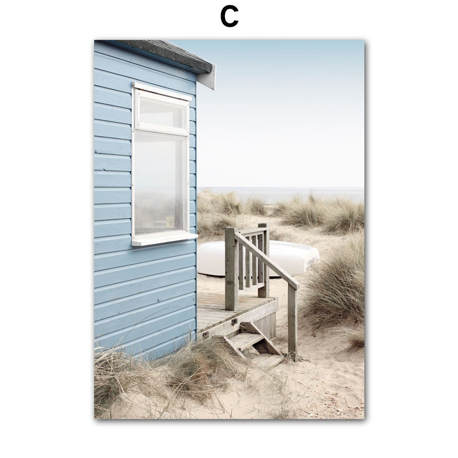 Poster von justgoodmood mit einem charmanten blauen Strandhaus im Sanddünen, perfekt für einen entspannenden Küstenstil.