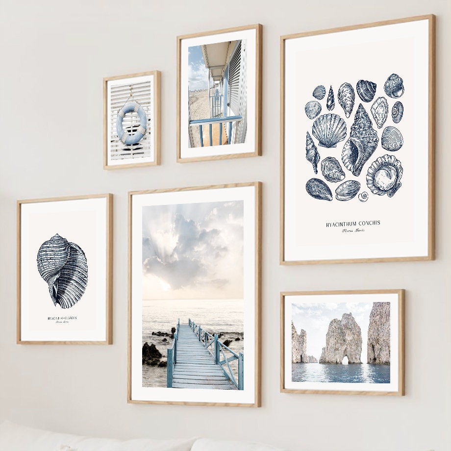 Stylisches Poster mit verschiedenen Meeresmuscheln und Korallen, perfekt zur Dekoration inspirierender Räume. Vendor: justgoodmood, Titel: Strand Hütte I Muscheln I Korallen I Ozean I Meer als Deko Print ohne Rahmen.