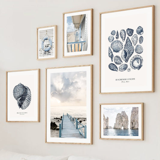 Stylisches Poster mit verschiedenen Meeresmuscheln und Korallen, perfekt zur Dekoration inspirierender Räume. Vendor: justgoodmood, Titel: Strand Hütte I Muscheln I Korallen I Ozean I Meer als Deko Print ohne Rahmen.