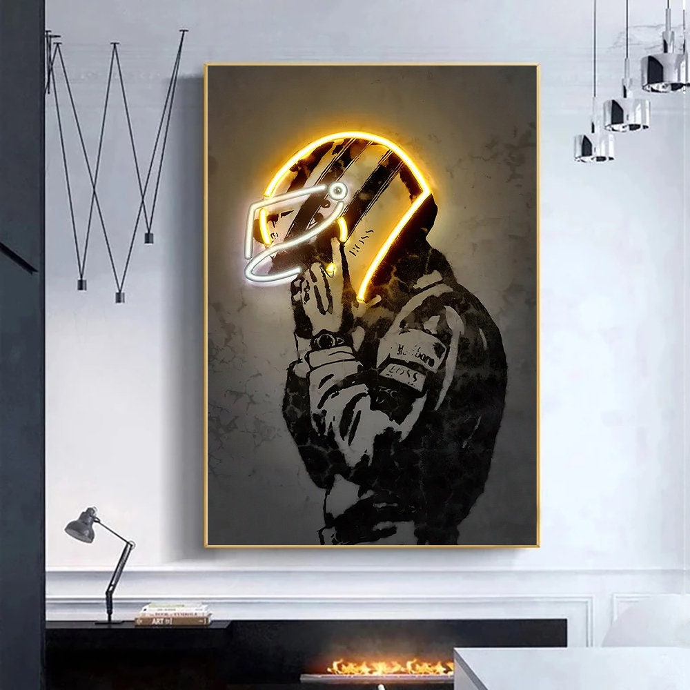 Buntes Poster eines Formel 1 Rennfahrers mit neonfarbenem Helm von justgoodmood – eine perfekte dekorative Ergänzung für jeden Raum.