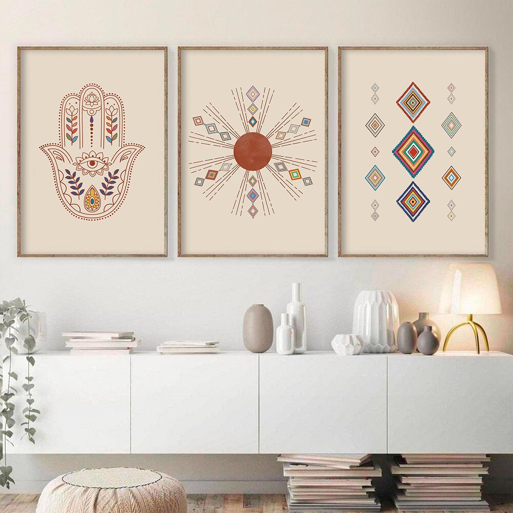 Helle und gemütliche Zimmereinrichtung mit Boho Postern von justgoodmood, die die einzigartige Hand Fatima Symbolik im Titel Poster Boho Marokkanisch Teppich Kunst präsentieren.