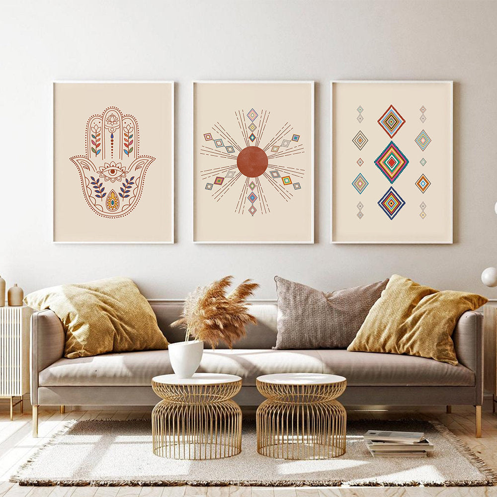 Stimmungsvolles Wohnzimmer mit Boho Kunstmotiven von justgoodmood, Poster Boho Marokkanisch Teppich Kunst mit Hand Fatima als Deko Print ohne Rahmen.