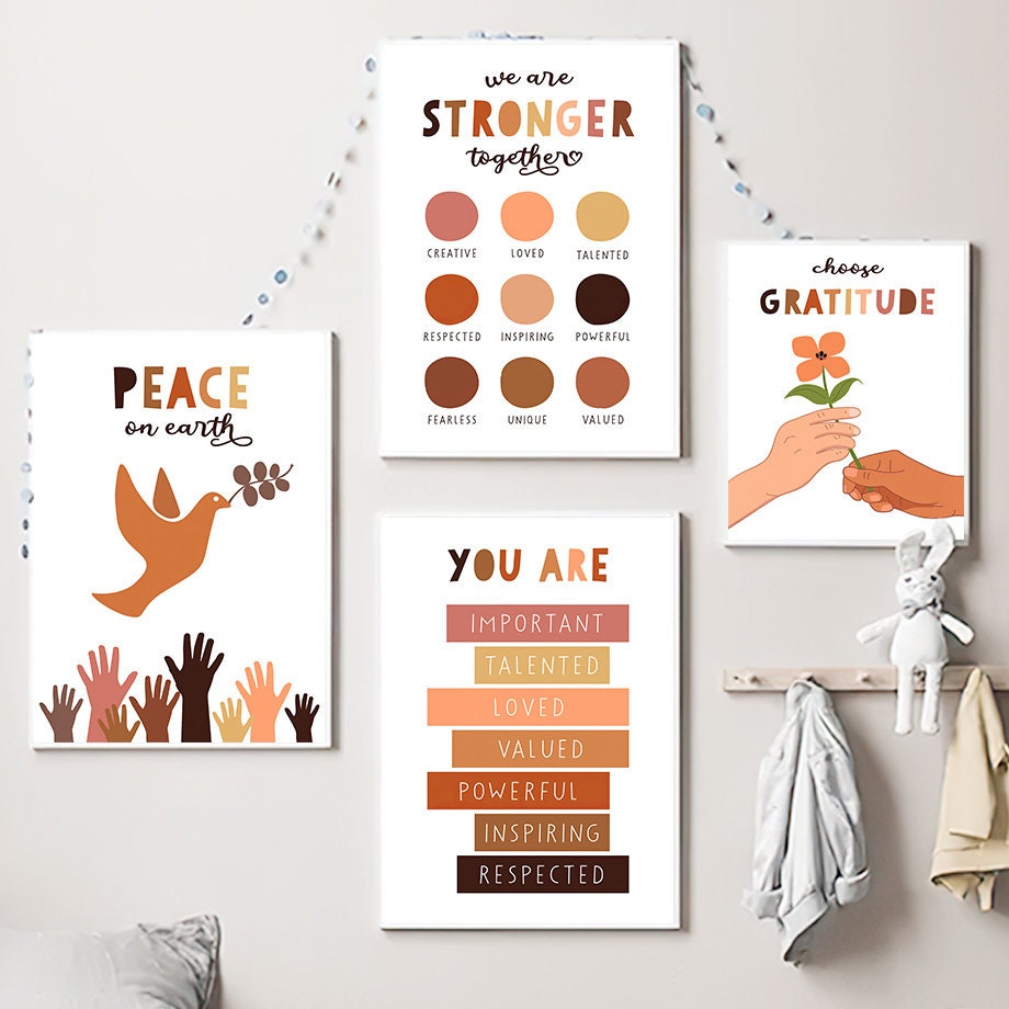 Inspirierendes Wohnkultur-Poster von justgoodmood mit der Aufschrift "Frieden Liebe Freundlich", ideal für jedes Zimmer.