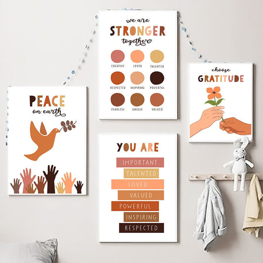 Inspirierendes Wohnkultur-Poster von justgoodmood mit der Aufschrift "Frieden Liebe Freundlich", ideal für jedes Zimmer.