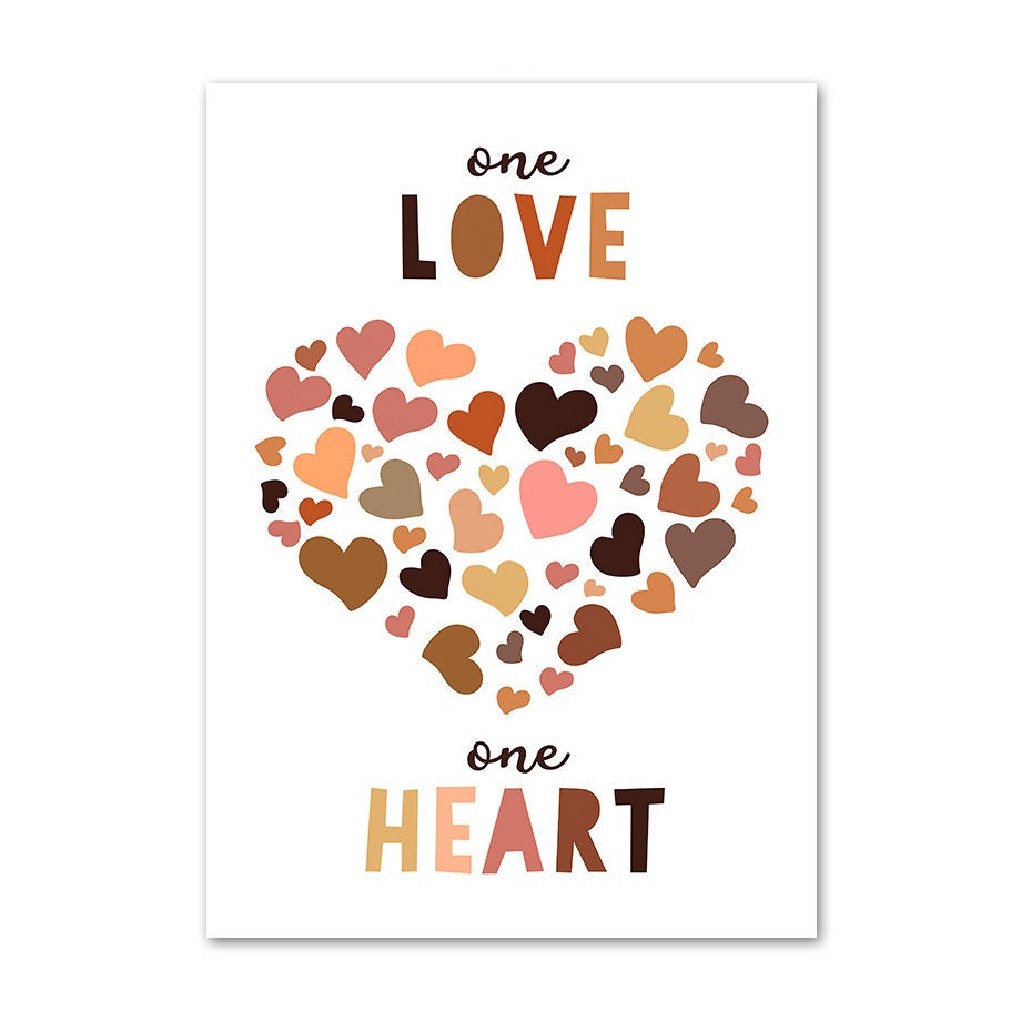 Poster Frieden Liebe Freundlich von justgoodmood, illustriert ein großes Herz aus bunten Herzen mit der Schrift 'one LOVE one HEART'.