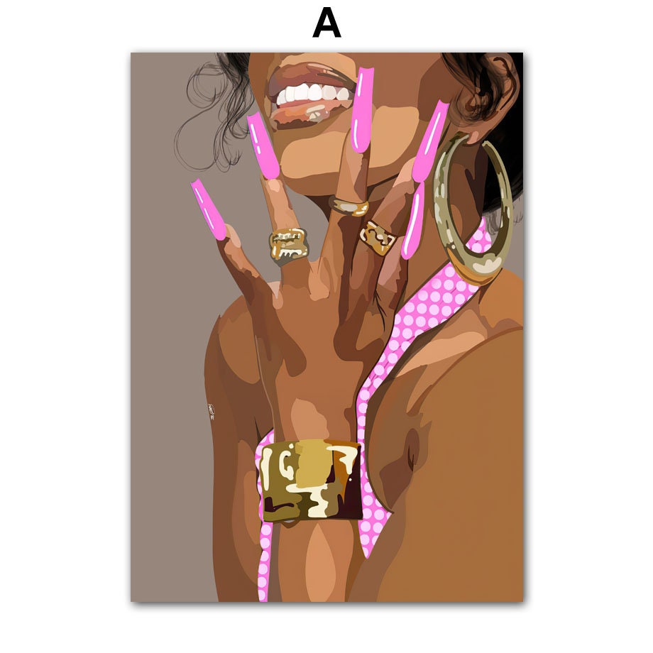 Detailansicht des Posters "Boho Nägel Frau" in pink von justgoodmood. Das Poster zeigt lässige Handhaltung und extravagant gestaltete Nägel, perfekt für kreative Raumgestaltung.