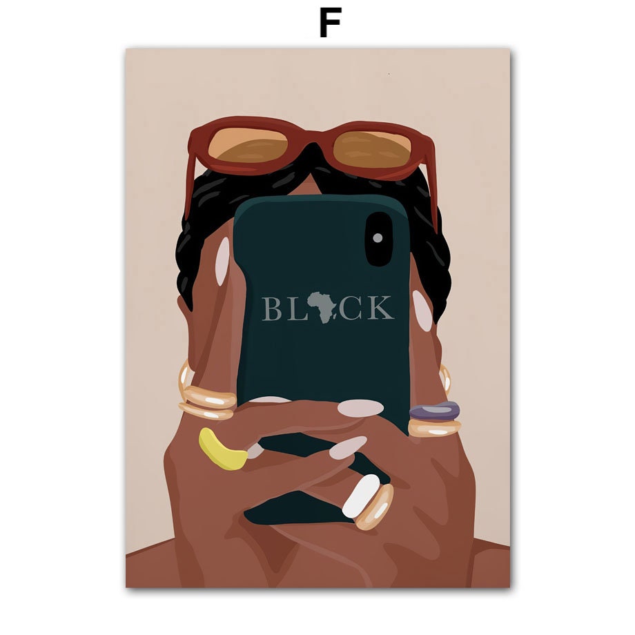 Frau mit Sonnenbrille, die ein Smartphone hält, umgeben von Ringen. Poster von justgoodmood, Titel: Poster Boho Nägel Frau.