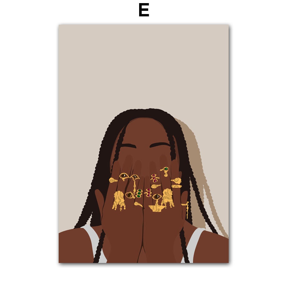 Einladendes Boho-Nägel-Poster von justgoodmood, das eine Frau zeigt, die mit ihren Händen ihr Gesicht bedeckt, geschmückt mit bunten, goldenen Ringen. Perfekte Wanddekoration, die Charakter und Freude in Ihr Zuhause bringt.