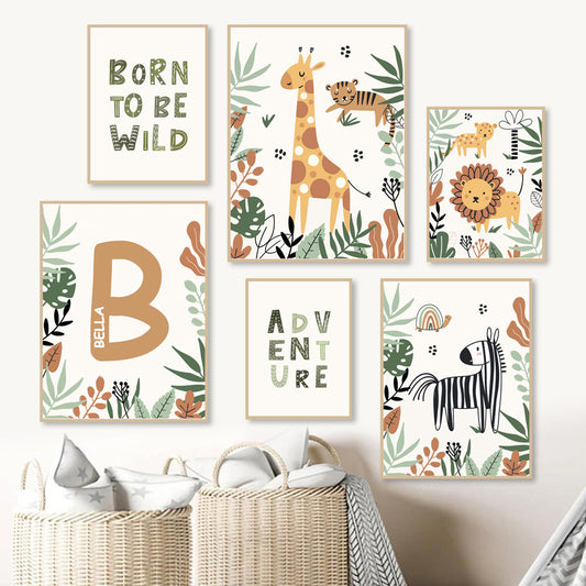 Farbenfrohe Wanddekoration mit tierischen Motiven, ideal für Kinderzimmer. Poster von justgoodmood mit dem Titel "Safari Hakuna Matata Löwe Personalisierter Name als Deko Print ohne Rahmen".