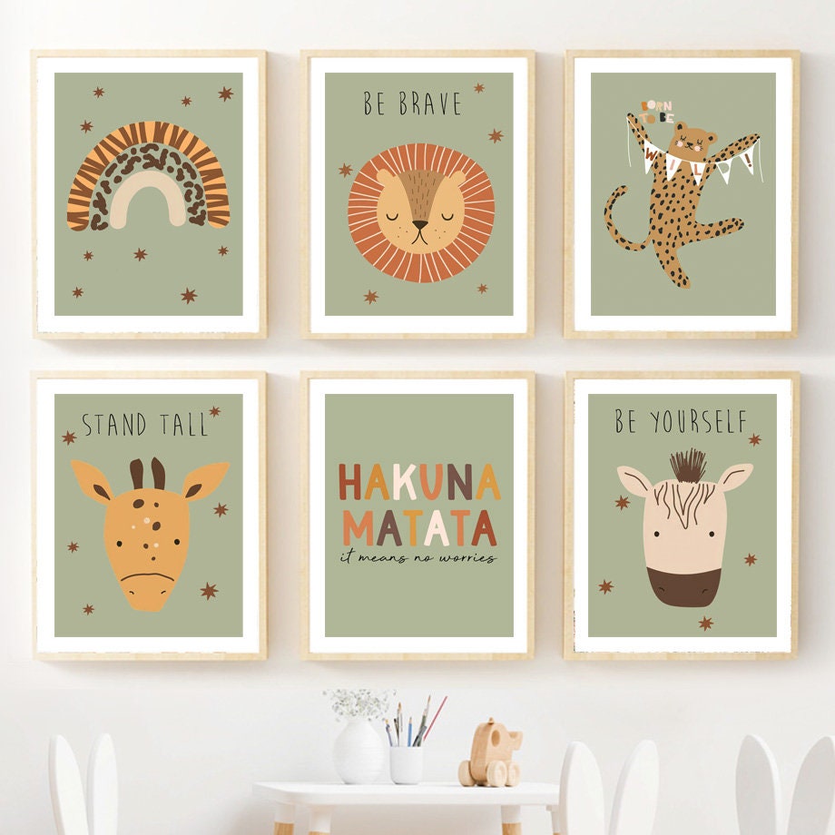 Bunter Deko Print mit Tieren, Sprüchen und einem Regenbogen – Poster Safari Hakuna Matata Löwe Regenbogen von justgoodmood als Wanddeko.