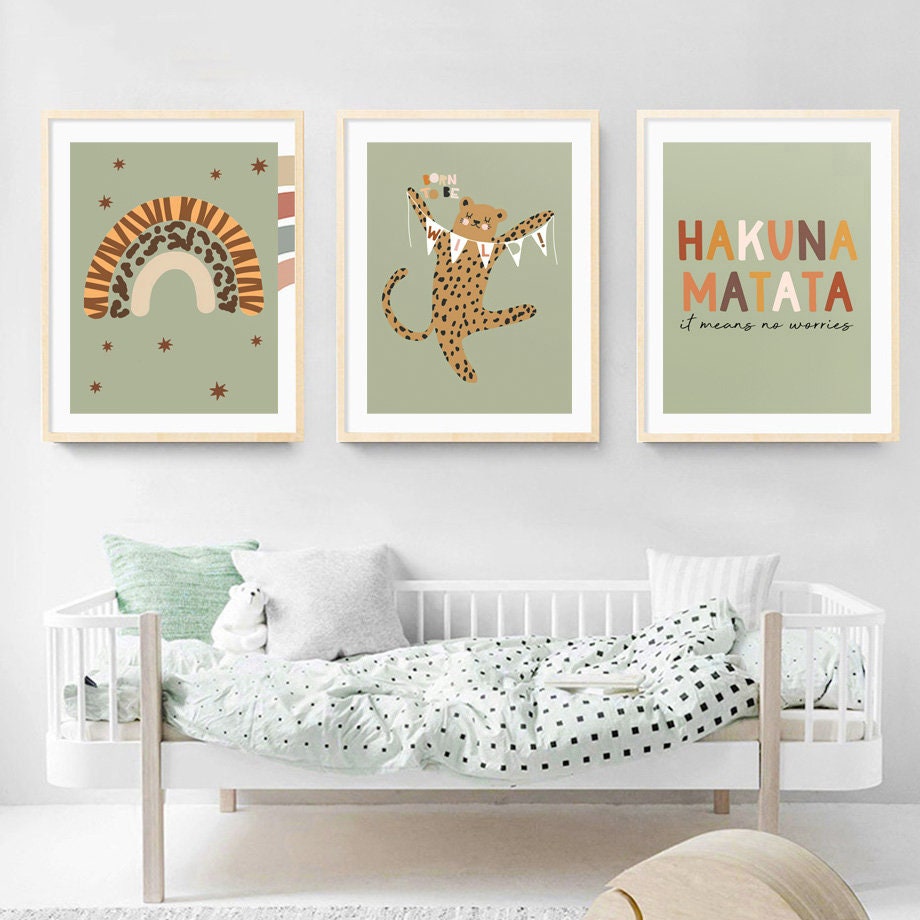Wunderschöne Wandgestaltung für das Kinderzimmer mit fröhlichen Tierillustrationen – Poster Safari Hakuna Matata Löwe Regenbogen von justgoodmood.