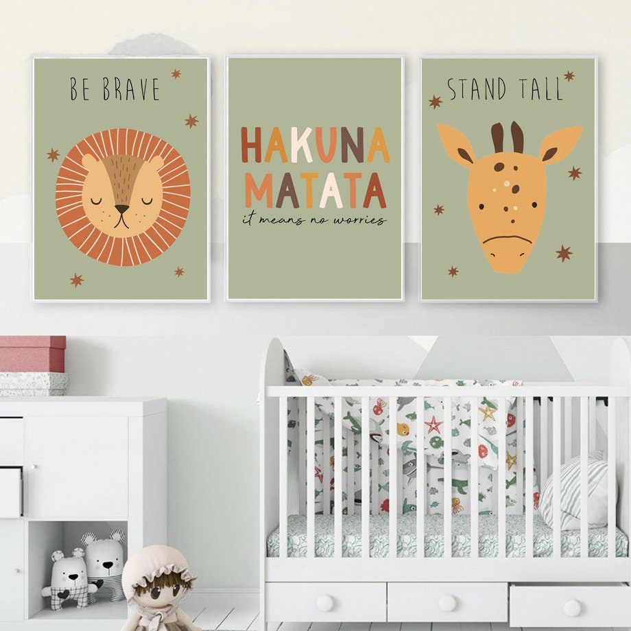 Niedliche Tiermotive und inspirierende Sprüche auf Wandpostern für das Kinderzimmer – Poster Safari Hakuna Matata Löwe Regenbogen von justgoodmood.