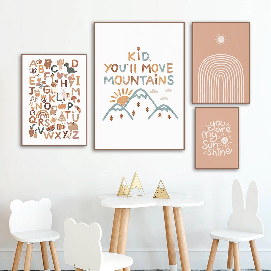 Bunte Kinderzimmer Dekoration von justgoodmood mit dem Titel "You are my Sunshine" und zauberhaften Bergen, die die Fantasie anregen.