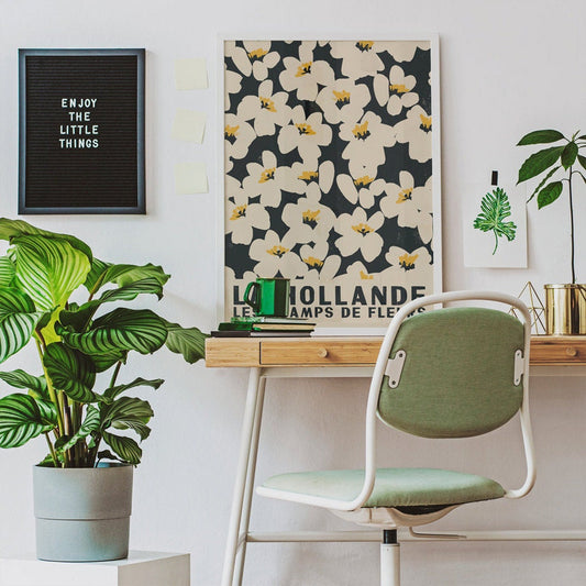 Poster Abstrakt Blumenmarkt I Skandinavisch Design I Vintage Stil als Deko Print ohne Rahmen von justgoodmood, dekorativ platziert in einem modernen Arbeitsbereich mit Pflanzen und inspirierenden Elementen.