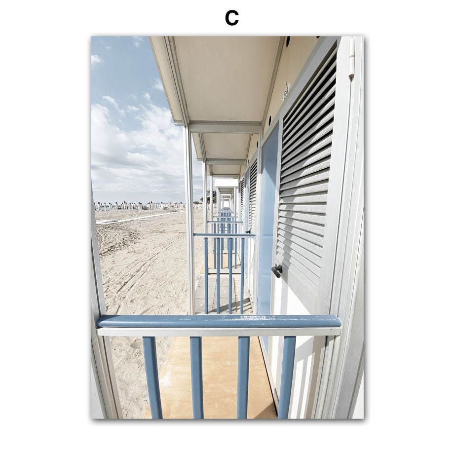 Helle und einladende Aufnahme des Balcons eines Strandhauses mit Blick auf den Sandstrand. Perfekt für maritime Wanddekoration. Vendor: justgoodmood, Titel: Strand Hütte I Muscheln I Korallen I Ozean I Meer als Deko Print ohne Rahmen.