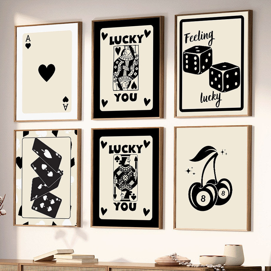 Ein fröhliches Arrangement von Postern mit Poker-Kartenmotiven, Glückswürfeln und Kirschen, ideal für die Wanddekoration, angeboten von justgoodmood. Perfekt für jeden Raum, das Poster Poker Ass Karte I Dame Karte I Bube Karte I Glückswürfel I Kirschen Billiard 8 I Deko Print ohne Rahmen.