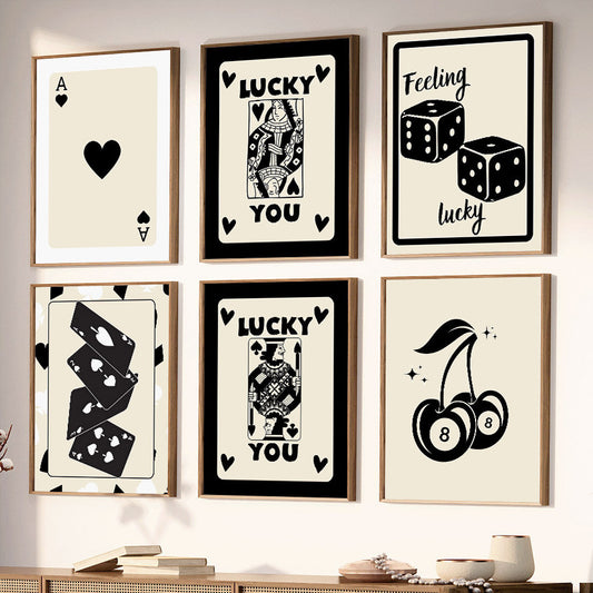 Ein fröhliches Arrangement von Postern mit Poker-Kartenmotiven, Glückswürfeln und Kirschen, ideal für die Wanddekoration, angeboten von justgoodmood. Perfekt für jeden Raum, das Poster Poker Ass Karte I Dame Karte I Bube Karte I Glückswürfel I Kirschen Billiard 8 I Deko Print ohne Rahmen.