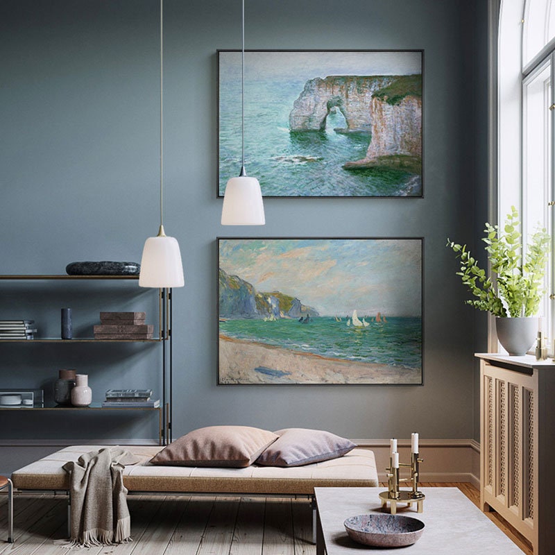 Stylisches Wohnambiente mit Vintage Claude Monet Poster von justgoodmood, das den eleganten Charme klassischer Kunst in einem modernen Raum präsentiert.