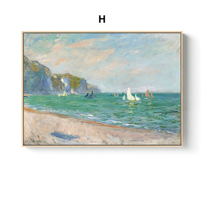 Wunderschönes Vintage Poster von Claude Monet, das die Küstenlandschaft mit Segelbooten darstellt. Perfekt für Wanddekoration! Erhältlich bei justgoodmood.