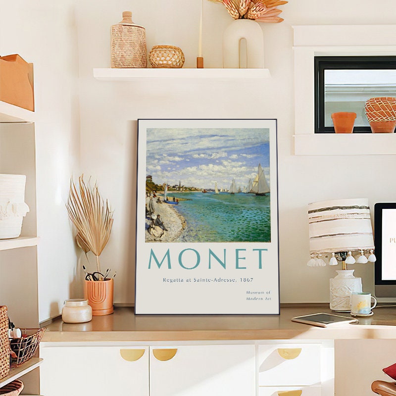 Ein atemberaubendes Poster von Claude Monet, 'Regatta at Sainte-Adresse, 1867', in einem modernen Wohnraum. Verschönern Sie Ihre Wände mit dieser Deko von justgoodmood!