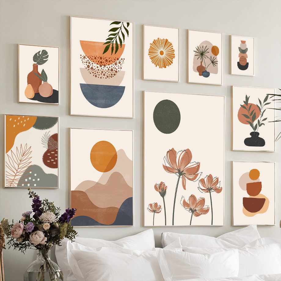 Wandbilder Set von justgoodmood, das den Titel "Boho Abstrakt Boho I Berge Sonne" zeigt. Eine stilvolle Anordnung von verschiedenen minimalistischen Kunstdrucken mit Pflanzen, geometrischen Formen und sanften Farben, ideal für eine harmonische Wandgestaltung im Wohnzimmer oder Schlafzimmer.