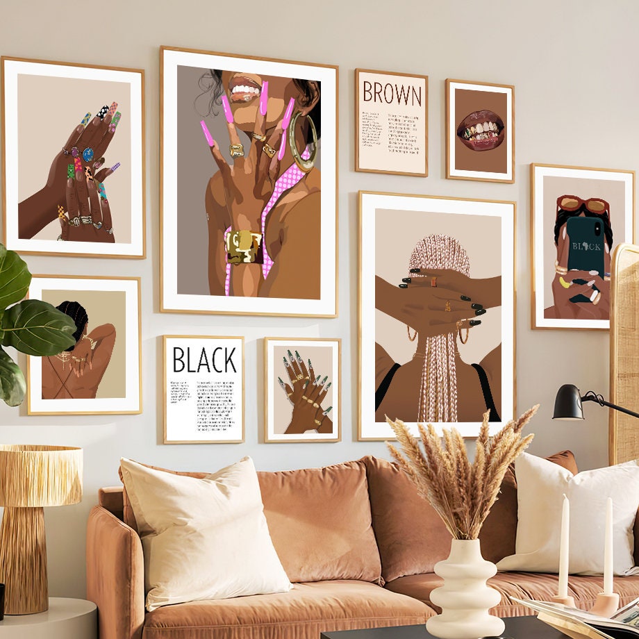 Stylisches Wanddekor für das Wohnzimmer mit dem Poster "Boho Nägel Frau" von justgoodmood. Kunstvoll gestaltete Bilder mit trendigen Nageldesigns und farbigen Accessoires schmücken die Wand.