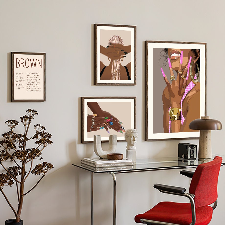 Buntes Boho-Nägel Poster von justgoodmood, präsentiert in einem stilvollen Wohnzimmer-Setting mit eingerahmten Kunstwerken, die eine kreative Atmosphäre schaffen. Perfekt für Wohnzimmer und Schlafzimmer.