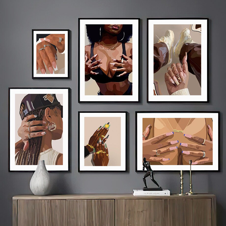 Stilvolles Poster von justgoodmood, das Hip Hop Schmuck Mode präsentiert. Eine beeindruckende Wanddekoration mit Schwarz Mädchen Motiven für Wohnzimmer und Schlafzimmer.