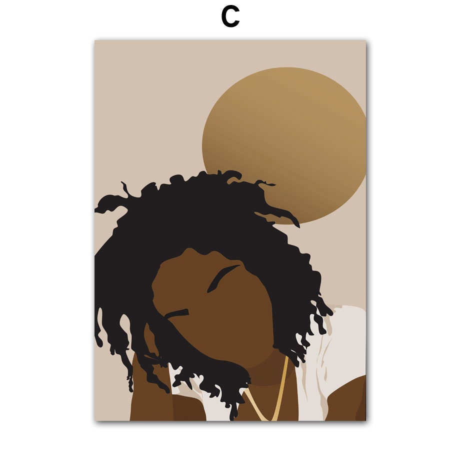 Künstlerisches Motiv einer nachdenklichen Frau mit Afro-Haar und goldenen Akzenten, von justgoodmood | Poster Hip Hop Schmuck Mode