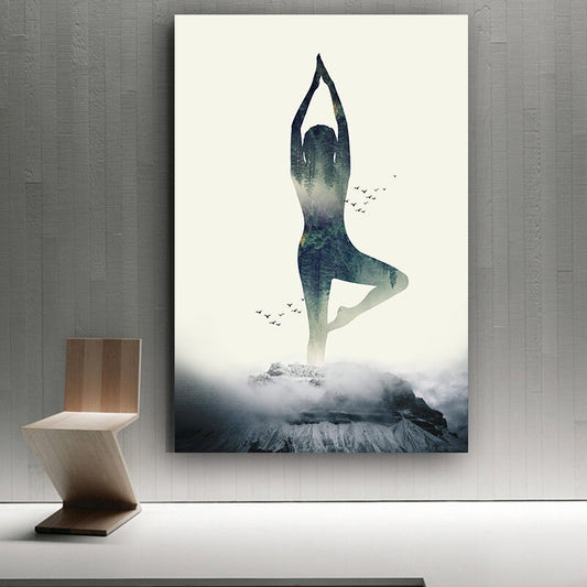Elegantes Yoga Poster, das eine Person in der Baum-Pose darstellt, umgeben von einem malerischen Naturhintergrund. Perfekt als Fitness Dekoration von justgoodmood.